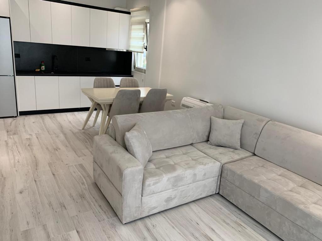 Delfin Apartments Sarandë Esterno foto
