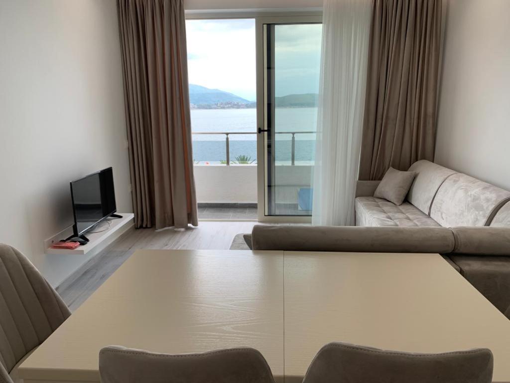Delfin Apartments Sarandë Esterno foto